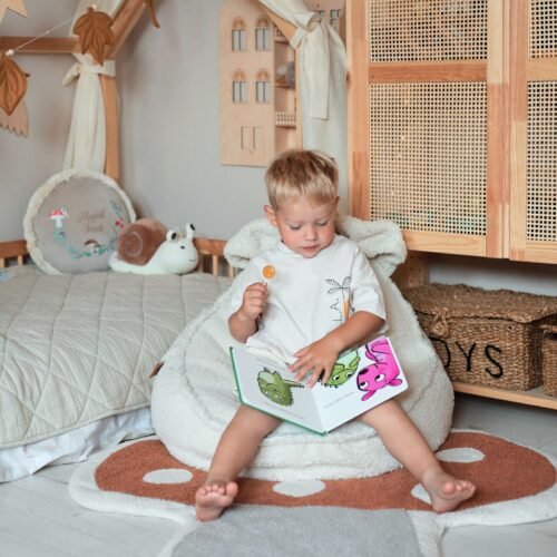 berniukas skaito ant sedmaisio