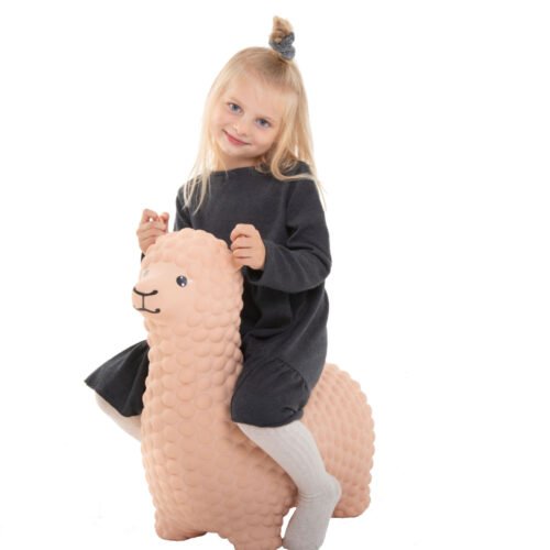 sokliukas alpaka mergaite ant sokliuko alpakos